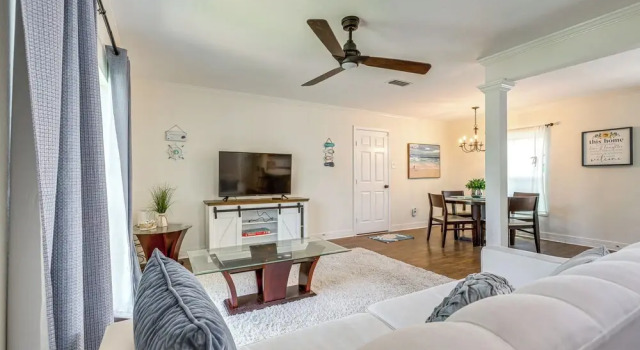 1 Mi to Moody Gardens & Beaches: Galveston Home, Varaa Lomakoti Mökit kohteessa Houston, Mökki
