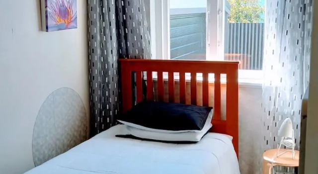 Spacious Bungalow Rental in Palmerston North - Ideal for Groups, Rezerwuj Dom wakacyjny Hotele w Auckland Region z parkingiem, Parking