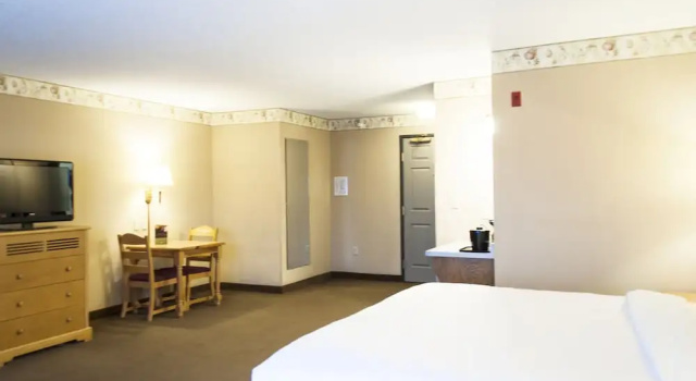 Двухместный люкс Country Inn & Suites by Radisson, Cedar Falls, IA