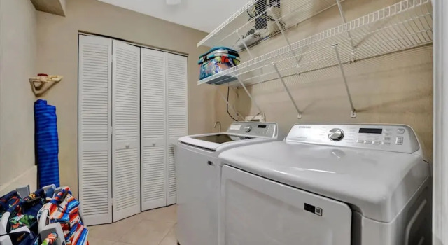 Stones Throw Beachfront Family Suite 3 Views, Забронировать Апартаменты/квартира Отели Клируотер-Бич с парковкой, Парковка