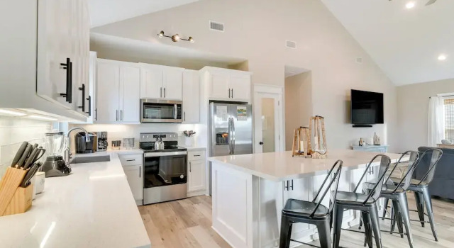 Коттедж Galveston Home w/ Pool Access, Walk to Beaches!