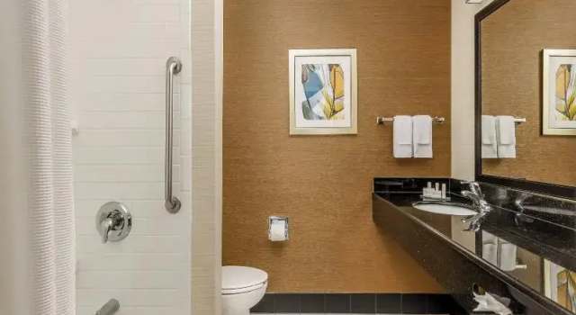 Четырёхместный номер Standard Fairfield by Marriott Peoria East