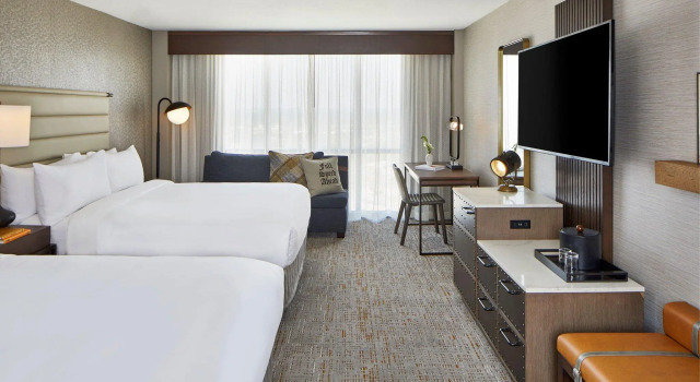 Четырёхместный клубный номер Standard Renaissance Mobile Riverview Plaza Hotel