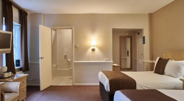 Трёхместный семейный номер Standard The Regency Hotel