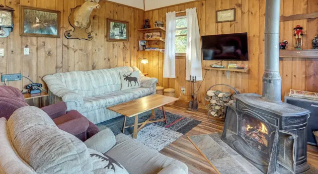 7 Mi to Main Street: Cabin w/ Deck in Stanley!, Réserver Maison de vacances Stanley États-Unis