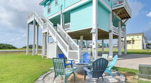 Коттедж Walk to Beach: Home w/ Hot Tub & Deck in Gilchrist