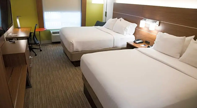 Люкс Deluxe Holiday Inn Express & Suites Alexandria by IHG