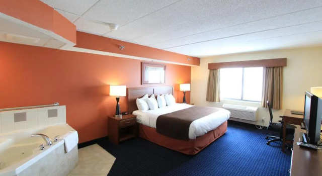Двухместный люкс Superior AmericInn by Wyndham Cedar Rapids Airport