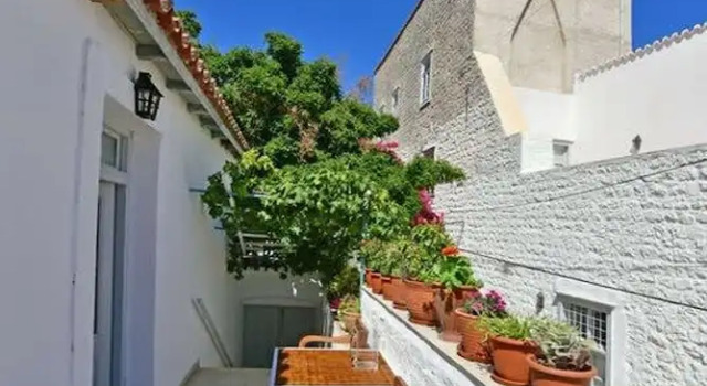 A Sea-licious Vacation - Chic Style in Hydra