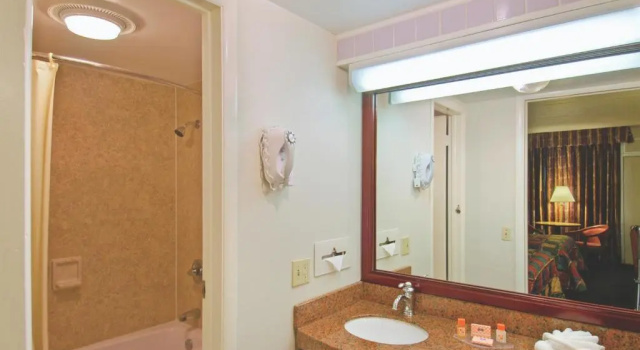Четырёхместный номер Standard Tiki Resort - Lake George