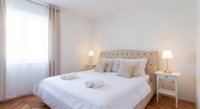 Apt Sara - Classy 100 m2 w Balcony, 2 min to Beach, Забронировать Апартаменты/квартира Каштела Сплитско-Далматинская жупания