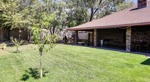 Коттедж 3 Mi to Downtown Roswell: Home w/ Patio + Yard