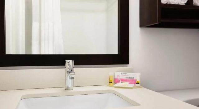 Полулюкс Days Inn & Suites by Wyndham North Bay Downtown