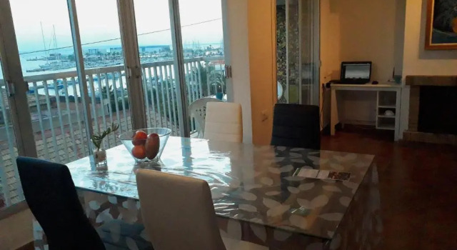 2 bedroom's flat on the beach, City center, 1 line