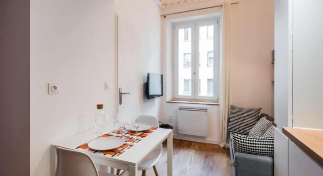 Dify Suchet Climatise - Perrache/confluence, Rezerwuj Apartament Hotele w Rhône z parkingiem, Parking