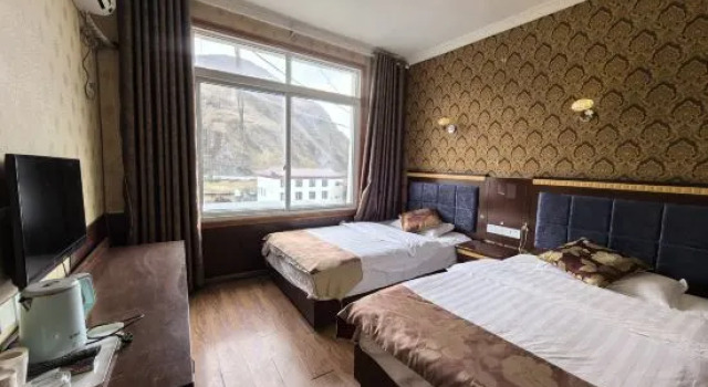 Кровать в общем номере (мужской номер) Ruiyuan Hotel