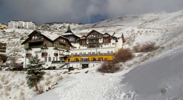 Кровать в общем номере Hotel GHM Monachil