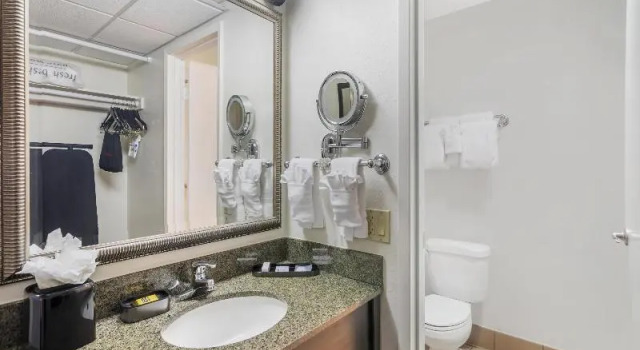 Четырёхместный номер Standard с балконом Best Western Plus Garden Court Inn