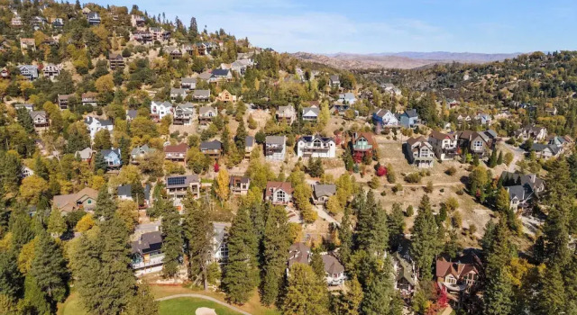 5bdr Stay w/ Fireplace, Game Room & Family-friendly Amenities Arrowhead Chalet by Avantstay, Book Chalet Hoteller i Blue Jay med parkering, Parkering