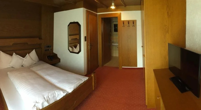 Hotel Sonnen Alp, Забронировать Отель Отели Зефельд-ин-Тироля с парковкой, рядом с Горнолыжный курорт Сефельд, Парковка