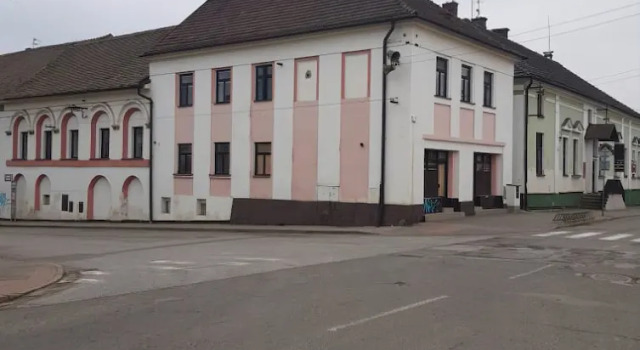 Reno Mme, Rezervați Hotel Hradec Králové 