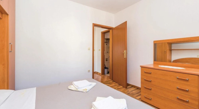 Beautiful Home in Banjol With Wifi and 2 Bedrooms, Prenota Hotel Hotel a Isole Quarnerine con parcheggio, Parcheggio