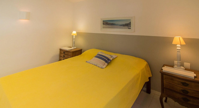 Casa Maravilhosa com Cinco Suítes, Pé na Areia da Praia de Manguinhos Por Luxury Rentals