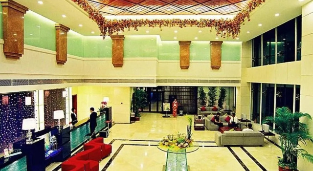 Qianjin International Hotel, Rezerwuj Hotel Hotele 4-gwiazdkowe w Jilin, 4*