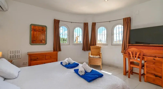 Ker Blanc in J vea With 5 Bedrooms and 4 Bathrooms