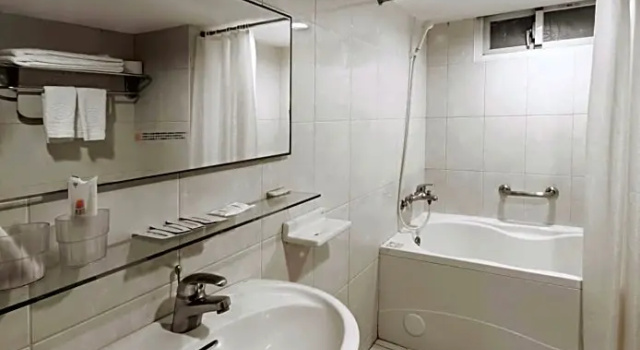 Четырёхместный номер Classic New World Hotel