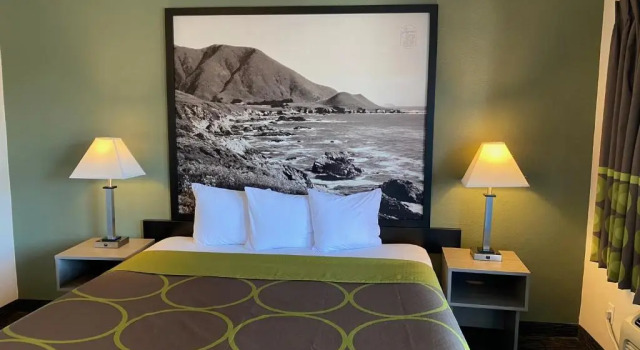 Номер Standard Super 8 by Wyndham Monterey