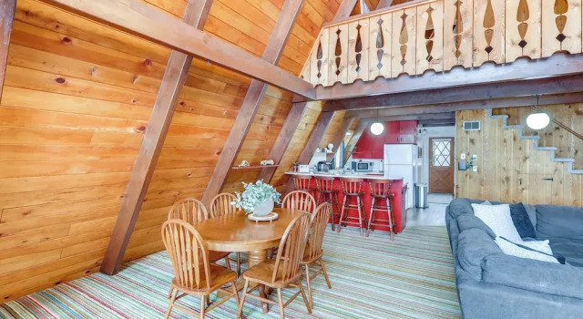 Коттедж Red Lodge Cabin w/ Hot Tub ~ 1/2 Mi to Downtown!