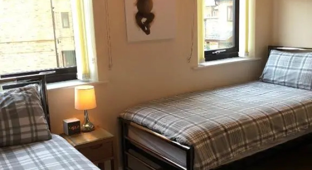 City Centre Town House with Riverside Views and Free Parking 1BAK