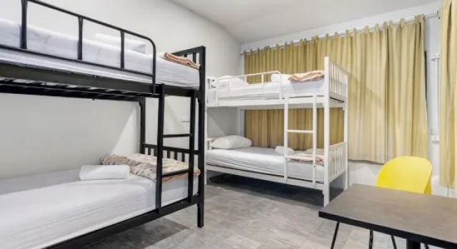 Кровать в общем номере Chill Inn Lipa Noi Hostel and Beach Cafe