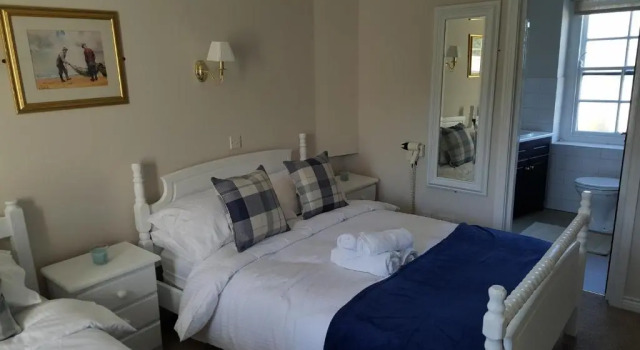 Central Bar Guesthouse, Забронировать Отель «постель и завтрак» Кушендолл Графство Антрим