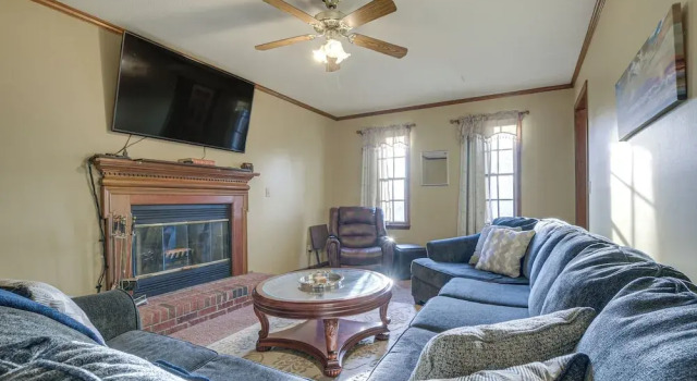 Коттедж Lovely Fayetteville Home: Deck & Fireplace!