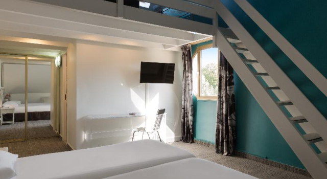 Четырёхместный номер Standard Hotel Le Cardinal Rueil Centre