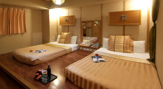 Четырёхместный номер Standard Laurel Business Hotel