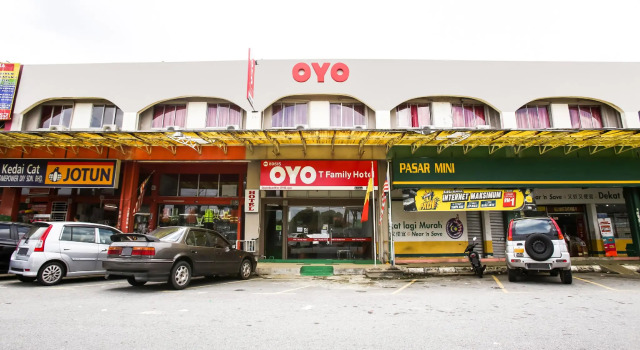 OYO 89615 T Family Hotel