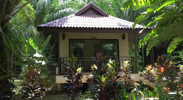 Двухместное бунгало с балконом и с видом на сад Khao Sok Palm Garden Resort