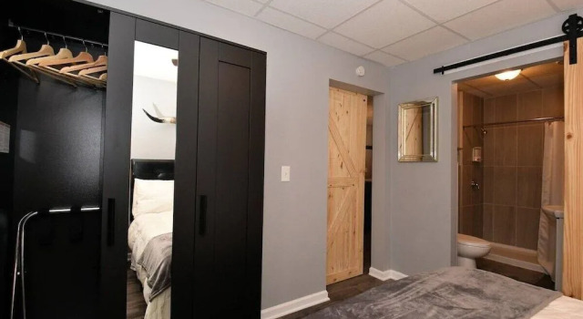 Modern Meets Vintage! Renovated 1 BR in Milwaukee, Rezerwuj Hotel Milwaukee Wisconsin, w pobliżu Marcus Center