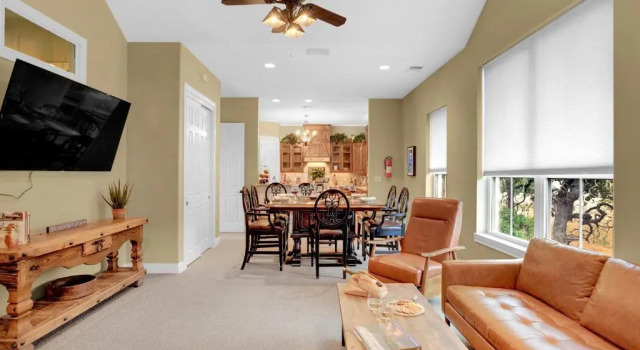 Коттедж Luxury On Main St! Stunning Home in Heart of Fred!