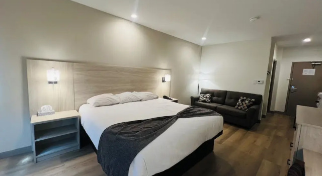 Номер Deluxe Pinewood Motor Inn