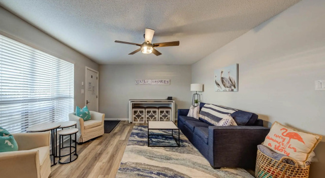 Renovated condo directly across from beach in Gulf Shores with pool, Boek Hotel Gulf Shores 
