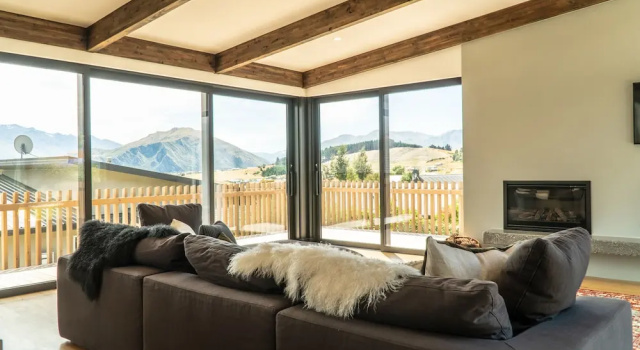 Коттедж Luxury с балконом и с видом на озеро Farrant Drive - Sleeps 8 - Lake & mountain views - Modern & Stylish