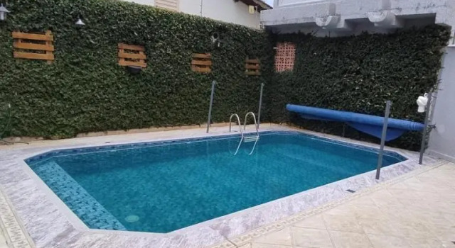 Casa com piscina, churrasqueira, 3 suítes com ar condicionado