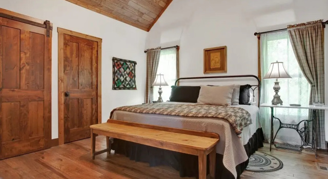 NEW Luxury One Block to Main St With Hot tub and Fire pit, Забронировать Отель Отели Фредериксберг 3 звезды, рядом с Галерея Чарльза Бекендорфа, 3*