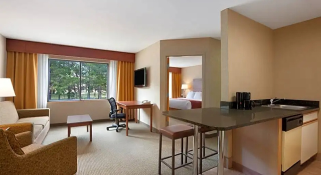 Четырёхместный люкс Ramada by Wyndham Toms River