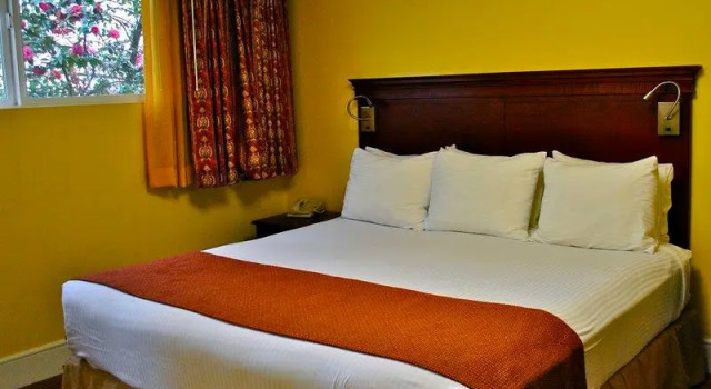 Кровать в общем номере Park Lane Suites & Inn