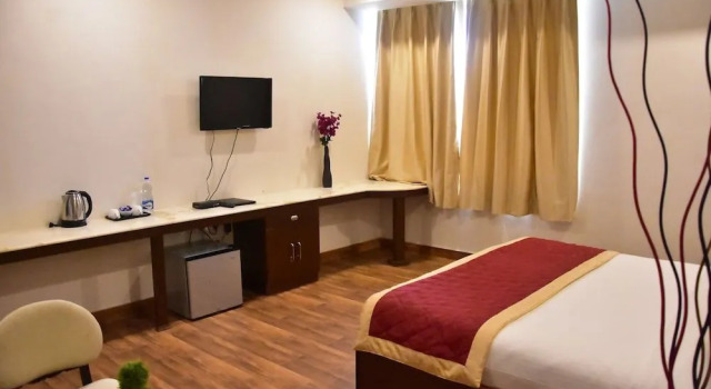 Ishanika Hotel, Забронировать Отель Отели Гомти Нагара с парковкой, Парковка